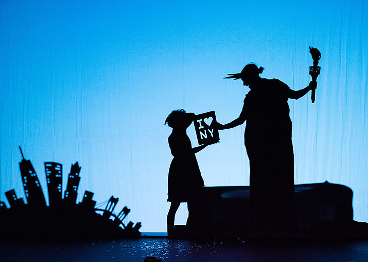 Unterwegs in New York: Shadowland - Magisches Schattentheater und Multimedia Show des Pilobolus Dance Theatre vom 19.-31.12.2023 im Deutschen Theater (©Foto: Ian Douglas)